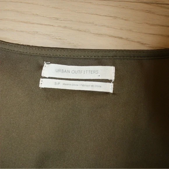 Urban Outfitters Green Puff Sleeve Crop Blouse - Picture 3 of 5